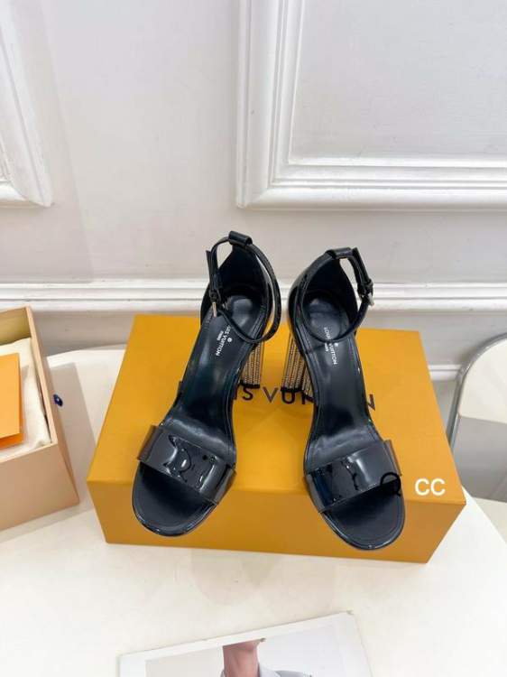 Picture of Louis Vuitton Shoes _SKULVsz35-40WN012512520